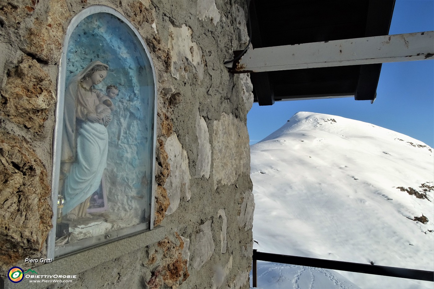 86 Madonnina sulla parete sud dellla Baita Mistri con vista in Pulpito.JPG